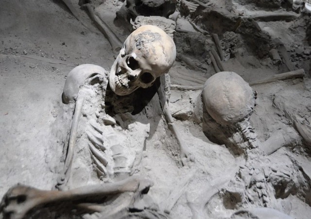 Những xác chết hóa đá quằn quại đầy ám ảnh trong thành phố cổ Italia
