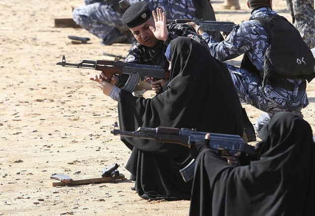 Các nữ cảnh sát tập sự và nam đồng nghiệp  luyện tập bắn súng tại trường bắn ở Najaf, Iraq.