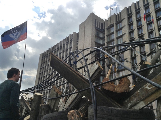 Người biểu ủng hộ Nga lập hàng rào bao vây tòa nhà thị chính ở Donetsk, Ukraine.