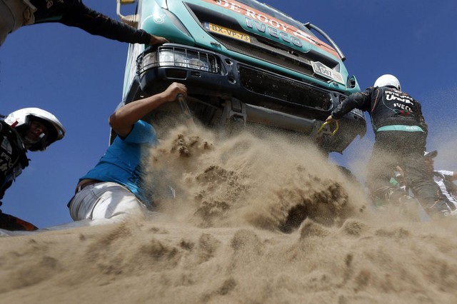 Khán giả giúp đỡ một tay đua thoát khỏi đụn cát tại chặng 9 giải đua xe Dakar Rally 2014 từ Calama tới Iquique, Chile.