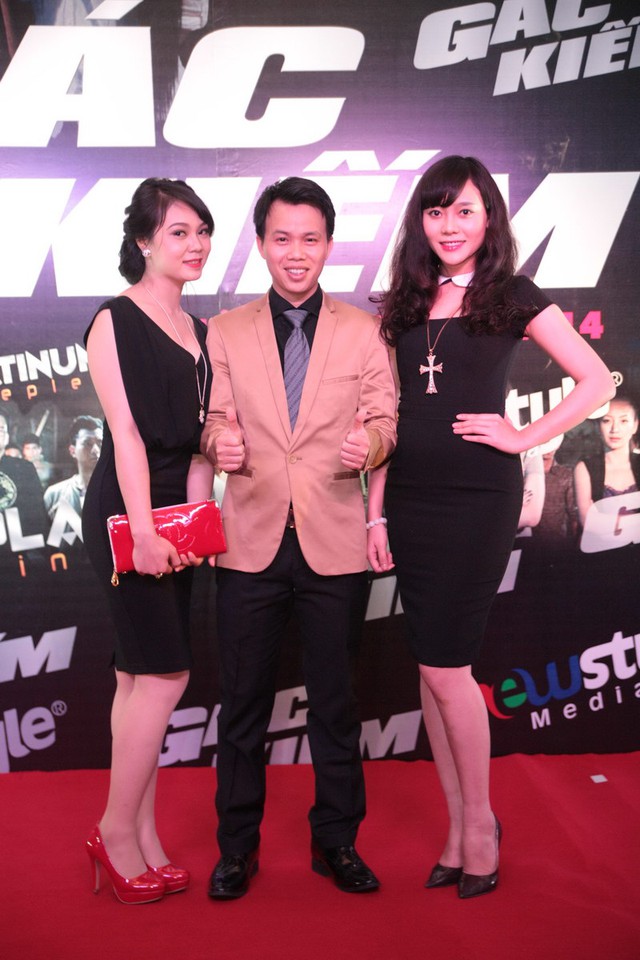 Minh Chi Chi và người mẫu Huyền Trang cũng tới mừng đạo diễn Tạ Huy Cường.