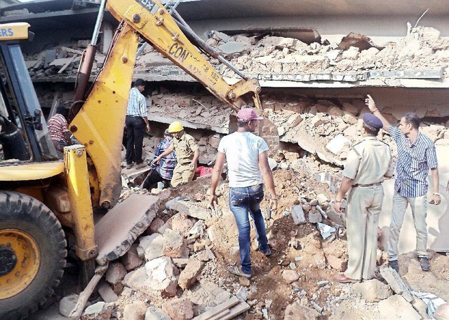 Nhân viên cứu hộ tìm kiếm những người sống sót trong tòa nhà bị sập ở Goa, Ấn Độ. Ít nhất 14 người thiệt mạng và 60 người bị mắc kẹt trong đống đổ nát.