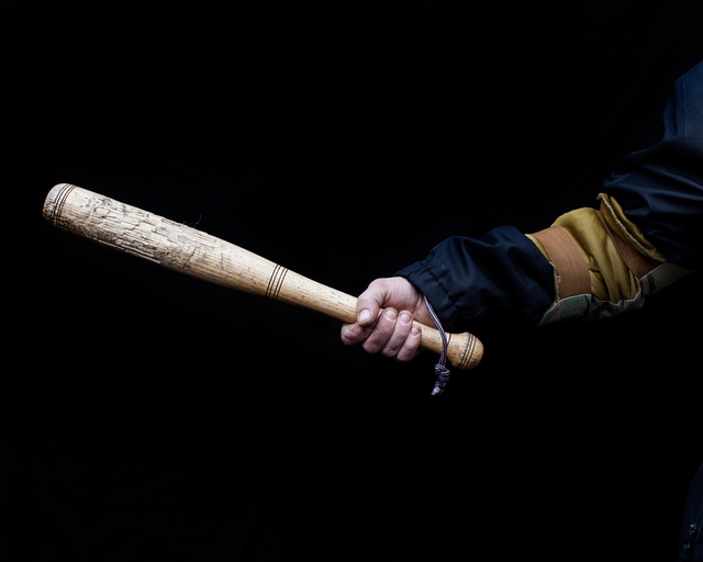 Một cây gậy bóng chày cũng trở thành vũ khí của người biểu tình.