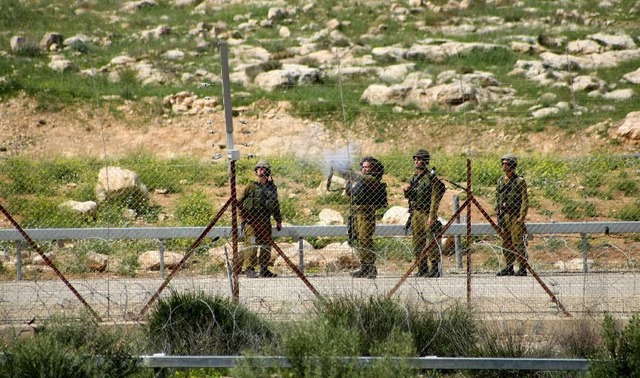 Các binh sĩ Israel bắn súng về phía người biểu tình Palestine trong cuộc đụng độ tại Hebron, Bờ Tây.