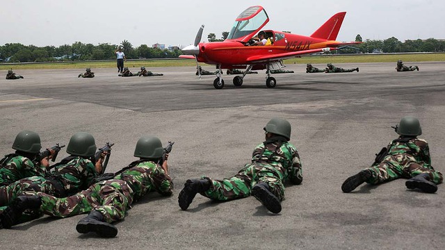 Các binh sĩ Indonesia bao vây một chiếc máy bay bị buộc hạ cánh xuống căn cứ không quân Soewondo ở Medan, Bắc Sumatra. Chiếc máy bay đã xâm nhập trái phép không phận Indonesia trước khi bị các máy bay chiến đấu của nước này ép hạ cánh.