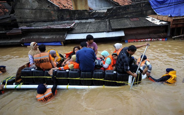 Nhân viên cứu hộ sơ tán mọi người khỏi khu vực ngập lụt ở Jakarta, Indonesia.