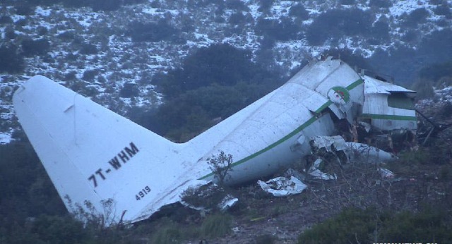 Hiện trường một máy bay vận tải quân sự rơi tại tỉnh Oum El Bouaghi, Algeria, khiến 77 người thiệt mạng.