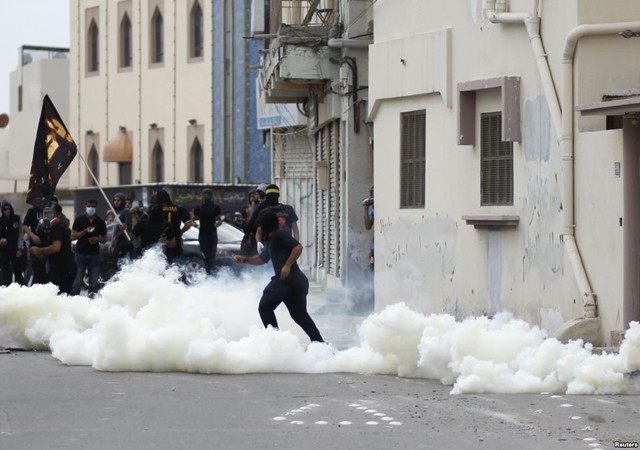 Người biểu tình chống chính phủ ném đá vào cảnh sát ở ngôi làng Diraz,  Manama, Bahrain.