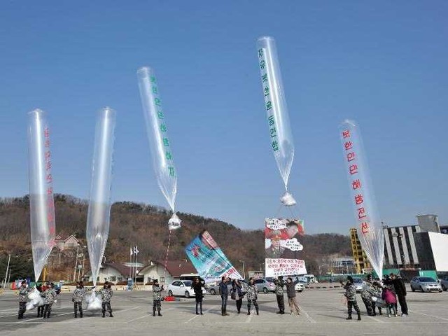 Các nhà hoạt động Hàn Quốc thả hàng nghìn truyền đơn chống Bình Nhưỡng USB dữ liệu Wikipedia dọc biên giới với Triều Tiên.