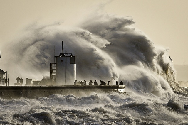 Mọi người xem và chụp ảnh những con sóng khổng lồ đánh vào cảng Porthcawl, Bridgend, Anh.