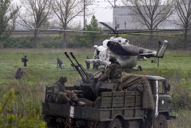 Máy bay trực thăng của quân đội Ukraine hạ cánh tại một điểm chốt của quân đội chính phủ gần thị trấn miền đông Slavyansk.