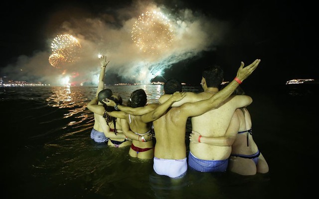 Mọi người đón năm mới trên bãi biển Copacabana ở Rio de Janeiro, Brazil.