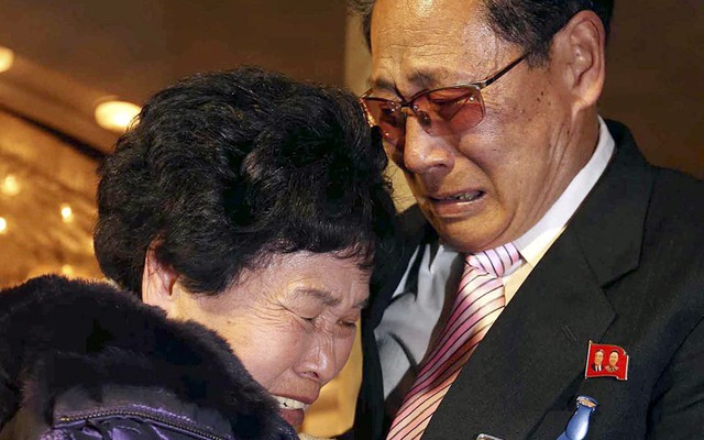 Lee Yun-geun (Triều Tiên) ôm chị gái Lee Sun-hyang (Hàn Quốc) tại sự kiện đoàn tụ gia đình ở khu nghỉ dưỡng Kumgang, Triều Tiên. Đây là lần đầu tiên họ gặp sau sau 6 thập kỷ xa cách.