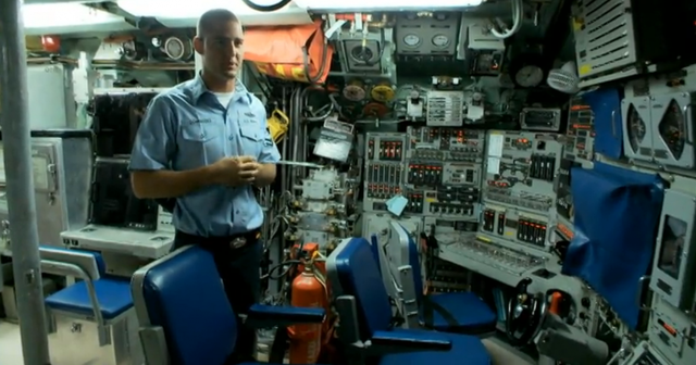 Các nhiệm vụ quan sát trên tàu ngầm dựa trên cấp bậc và huấn luyện đặc biệt. Những tân binh thường học đứng quan sát tại phòng điều khiển của tàu ngầm.