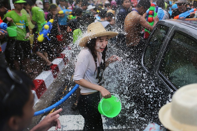 Mọi người tưng bừng tham gia lễ hội té nước Songkran, mừng năm mới ở Chiang Mai, Thái Lan.