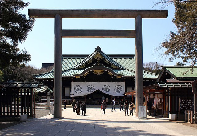 Tiếp sau đó là Chumon Torii làm bằng gỗ, chiếc cổng cuối cùng mà mọi người phải đi qua nếu muốn tới nhà nguyện của đền. 