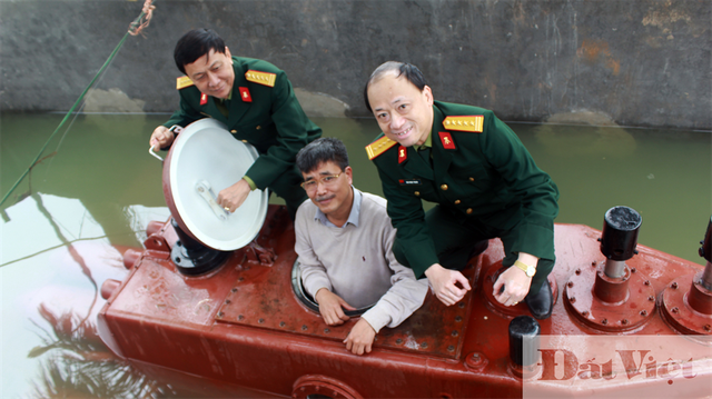 Viện trưởng Viện Thiết kế tàu quân sự Đào Ngọc Thạch (bên phải), Viện phó Phạm Chí Linh chụp ảnh kỷ niệm với ông Nguyễn Quốc Hòa và tàu ngầm Trường Sa.
