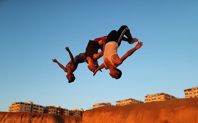 Các thanh niên Palestine luyện tập kỹ năng parkour tại trại tị nạn Shati ở thành phố Gaza.