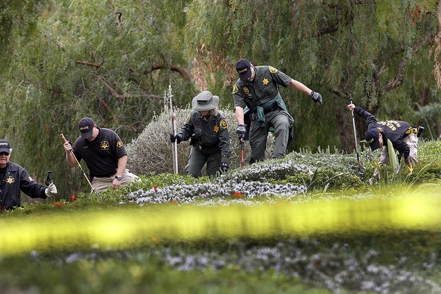 Cảnh sát tìm kiếm bằng chứng sau khi một phụ nữ và một đàn ông được phát hiện tử vong trong một ngôi nhà ở San Juan Capistrano, Mỹ.