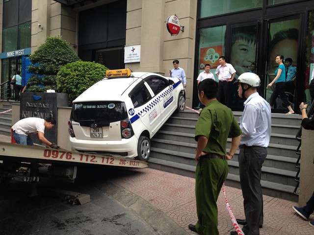 Sự việc trên xảy ra vào khoảng 11 giờ trưa nay 18/4, tại khu tòa nhà Pacific, nằm trên đường Phan Bội Châu, phường Cửa Nam, Hoàn Kiếm, Hà Nội.