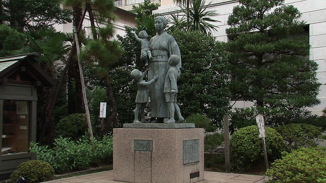 Bức tượng Quả phụ cùng các con, tưởng nhớ những người phụ nữ đã phải một mình nuôi con vì chồng chết trong chiến tranh. 