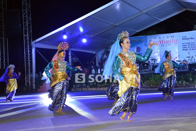 Nghệ sĩ Indonesia biểu diễn tại Lễ khai mạc