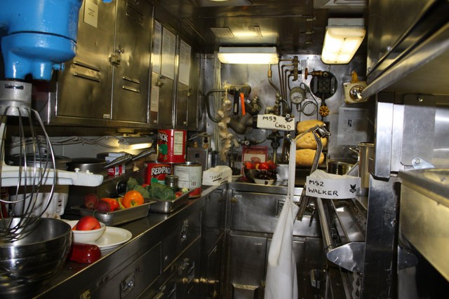 Các tàu ngầm vẫn dành không gian tương đối cho bếp. Thực phẩm tươi trên tàu ngầm thường không bảo quản được hơn vài tuần.