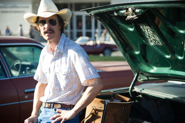 Dallas Buyer Club được xây dựng dựa trên một câu chuyện có thật của nước Mỹ năm 1986, thất bại về dự án tới 20 và lần thứ 86 đến được với công chúng đã là một tiểu sử khá ấn tượng của Dallas Buyer Club. Lấy chủ đề về cuộc đấu tranh với căn bệnh thế kỉ AIDS cùng hình tượng nam chính phóng túng, hoang dã, cộc cằn, Dallas Buyer Club là một bản tình ca ấm áp và dịu ngọt đầy tính nhân văn.