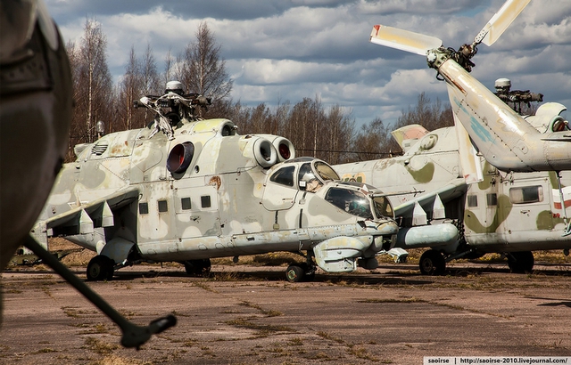 Trang bị hỏa lực chính của Mi-24 có thể là đại liên 12,7mm hoặc pháo 30mm. Bênh cạnh đó, Mi-24 còn có từ 6-8 móc treo để lắp bom, rocket và tên lửa chống tăng có điều khiển.