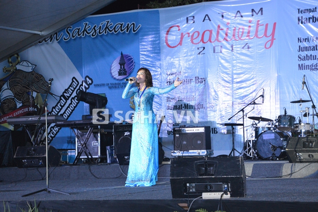 Ca sĩ Việt Nam biểu diễn trong lễ khai mạc diễn tập. Ảnh: Trọng Thiết