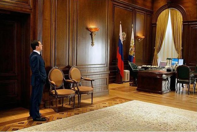 Bàn làm việc của Tổng thống Nga nhìn từ cửa vào. Trong ảnh là cựu Tổng thống Nga Dmitri Medvedev (nay là Thủ tướng Nga) tại văn phòng Tổng thống.