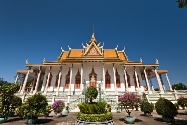Chùa Bạc nằm sát vách với Hoàng Cung và là địa điểm thăm quan nổi tiếng tại Phnom Penh.