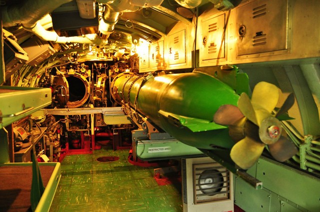 Một số tàu ngầm không trang bị đủ giường ngủ cho thủy thủ.  Vì thế, giường ngủ tạm có thể được đặt tại phòng chứa ngư lôi. Mỗi thủy thủ có khoảng 1,3 m2 để sinh hoạt trên tàu ngầm.