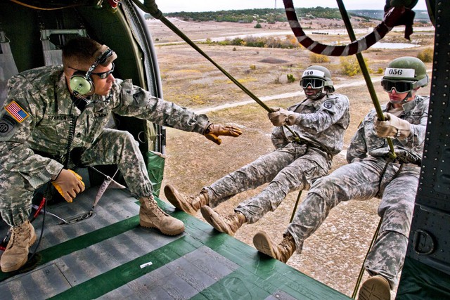 Khóa huấn luyện gồm 3 giai đoạn: đột kích từ trên không, hoạt động vận tải (học cách đưa thiết bị, vũ khí và hàng hóa lên trực thăng) và tập hợp.