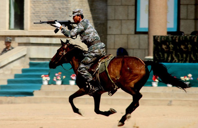 Kỵ binh Trung Quốc biểu diễn bắn súng trên lưng ngựa