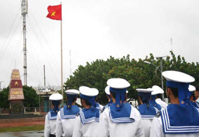 Yếm vai màu xanh có sọc trắng viền quanh biểu tượng của người chiến sĩ Hải quân phải gánh vác nhiệm vụ nặng nề, trong điều kiện sóng gió biển cả.