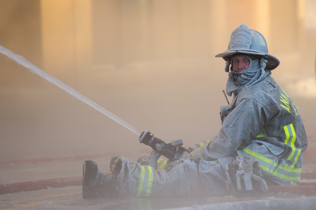 Lính cứu hỏa bị bao phủ đầy băng tuyết trong khi cố gắng dập tắt một đám cháy ở Ann Arbor, Michigan, Mỹ.