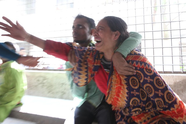 Một phụ nữ phản ứng sau khi tin chồng thiệt mạng trong vụ đánh bom ở Dhaka, Bangladesh.