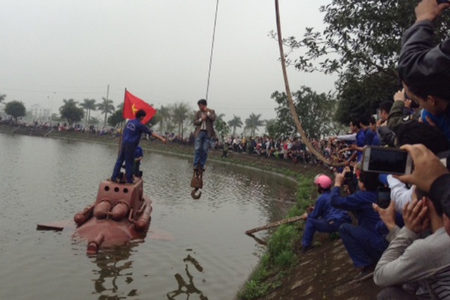 Ông Hòa xuống tàu ngầm