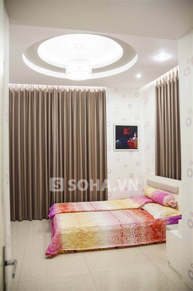 Phòng ngủ của Hạ Vy có tone hồng nhẹ nhàng, điểm xuyết những họa tiết màu nâu đem lại cảm giác ấm áp, thanh thoát. Chiếc giường ngủ có màu sắc khá bắt mắt tạo không gian ấm cúng.