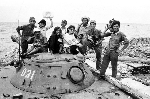 Đoàn văn công ra phục vụ chiến sỹ trên đảo Trường Sa chụp ảnh bên cạnh tháp pháp một chiếc PT-76