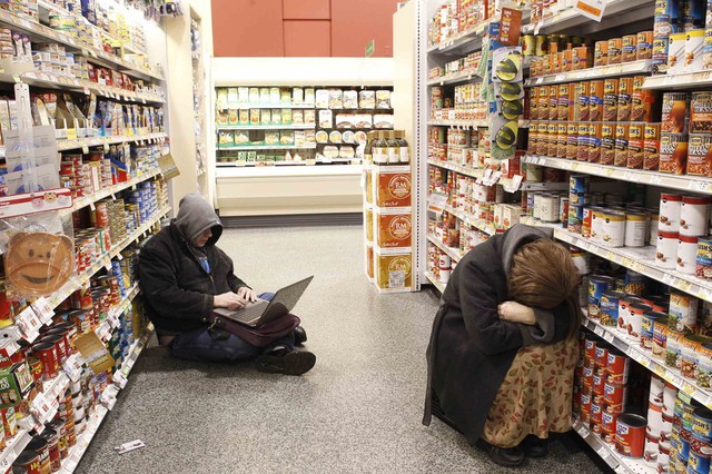 Người dân ngồi nghỉ trong một cửa hàng tạp hóa sau khi bị mắc kẹt bởi một trận bão tuyết ở Atlanta, Mỹ.