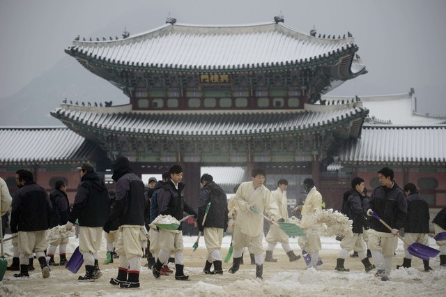 Công nhân dọn tuyết trong cung điện Gyeongbokgung ở Seoul, Hàn Quốc.