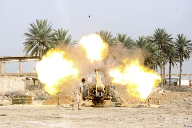Thành viên của lực lượng an ninh Iraq bắn đạn pháo trong cuộc giao tranh với lực lượng phiến quân Hồi giáo ở ngoại ô thủ đô Baghdad.