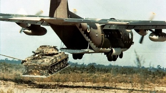 Xe tăng Sheridan được thả xuống từ máy bay C-130
