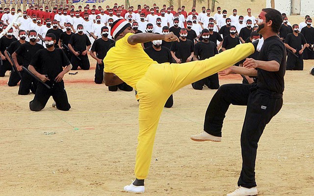Các thành viên của Lực lượng an ninh Ai Cập trình diễn kỹ năng đánh võ tại một buổi lễ ở thủ đô Cairo.