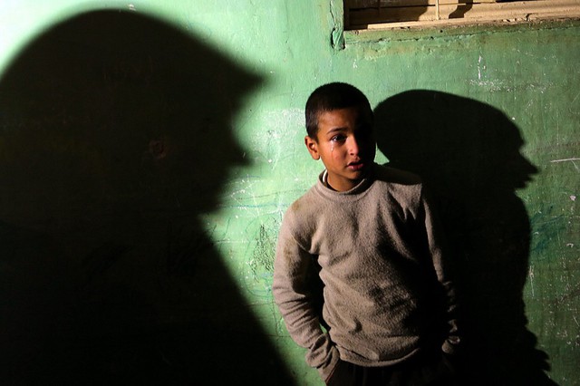Cậu bé khóc sau khi anh trai thiệt mạng trong vụ không kích của quân đội Israel vào Beit Lahia,  Dải Gaza.
