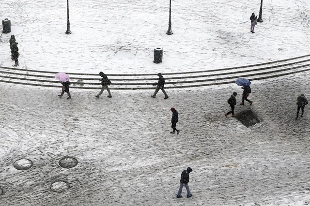 Mọi người đi dưới bão tuyết trên quảng trường Thống nhất ở New York, Mỹ.