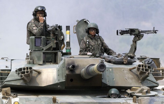 Binh sĩ Hàn Quốc điều khiển xe tăng K1 trong cuộc tập trận bắn đạn thật chung với quân đội Mỹ ở Pocheon.