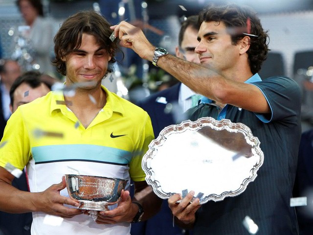 Federer đùa nghịch với mái tóc của Nadal
 